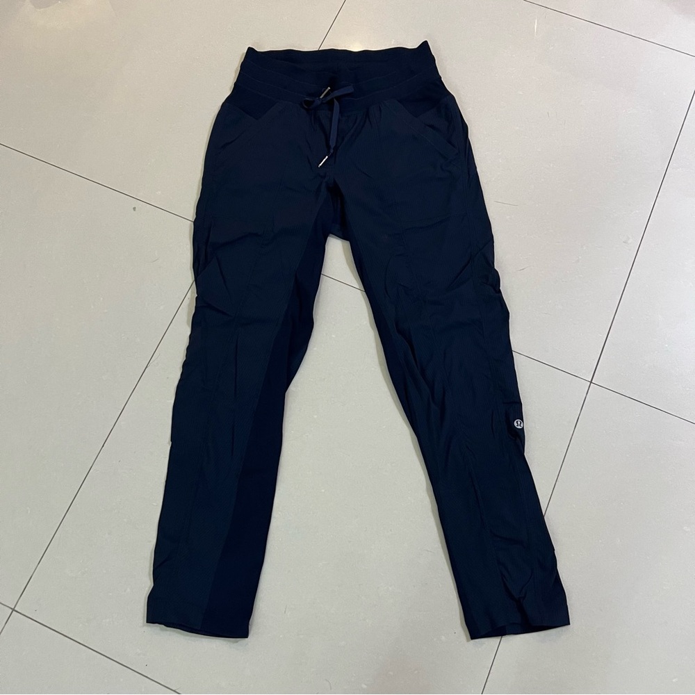 EUC Lululemon joggers in navy size 4